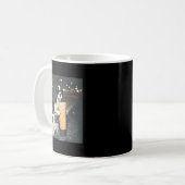 Cavalier King Charles Spaniel trinkt Eiskaffee Kaffeetasse (Vorderseite Links)