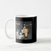 Cavalier King Charles Spaniel trinkt Eiskaffee Kaffeetasse (Links)
