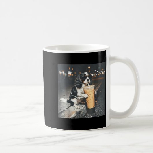 Cavalier King Charles Spaniel trinkt Eiskaffee Kaffeetasse (Rechts)