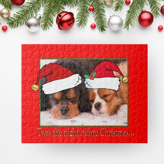 Cavalier King Charles Spaniels tragen den Hut des Puzzle