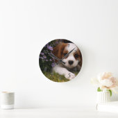 Cavalier King Charles Spanier Welpe hinter Blume Runde Wanduhr (Zuhause)