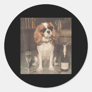 Cavalier King Charles trinkt Champagner Lustig Runder Aufkleber