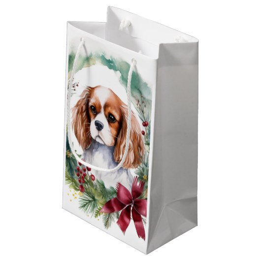 Cavalier King Christmas Wreath Festivals Kleine Geschenktüte (Rückseite Schrägansicht)