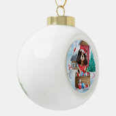 Cavalier King Dog im Schnee Weihnachtshundehaus Keramik Kugel-Ornament (Links)