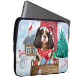 Cavalier King Dog im Schnee Weihnachtshundehaus Laptopschutzhülle (Vorne Rechts)