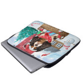 Cavalier King Dog im Schnee Weihnachtshundehaus Laptopschutzhülle (Vorne Knopf)