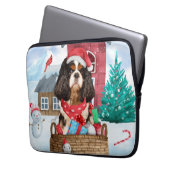Cavalier King Dog im Schnee Weihnachtshundehaus Laptopschutzhülle (Vorderseite Links)