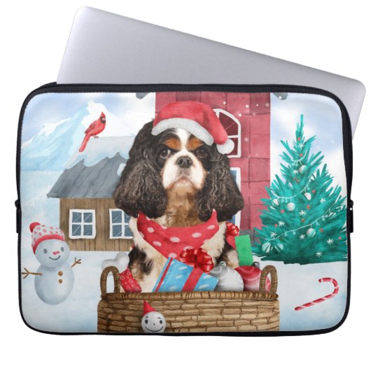 Cavalier King Dog im Schnee Weihnachtshundehaus Laptopschutzhülle (Vorderseite)