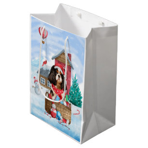Cavalier King Dog im Schnee Weihnachtshundehaus Mittlere Geschenktüte