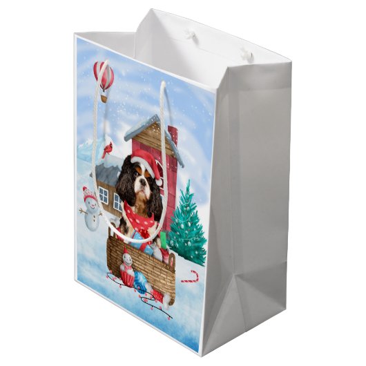 Cavalier King Dog im Schnee Weihnachtshundehaus Mittlere Geschenktüte (Rückseite Schrägansicht)