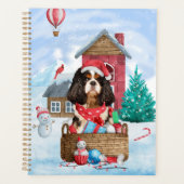 Cavalier King Dog im Schnee Weihnachtshundehaus Planer (Vorderseite)