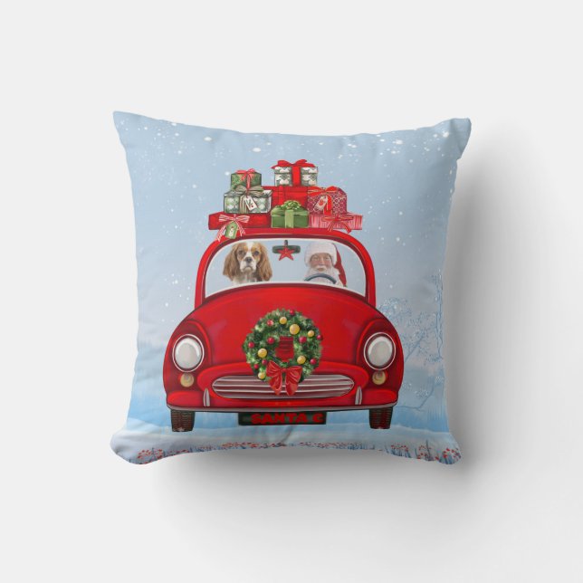 Cavalier King Dog in Auto mit dem Weihnachtsmann Kissen (Vorderseite)