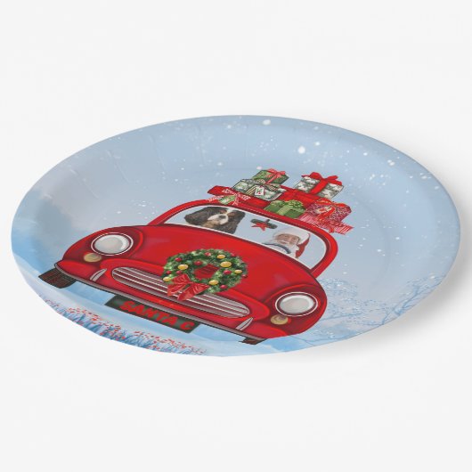 Cavalier King Dog in Auto mit dem Weihnachtsmann Pappteller (Schrägansicht)