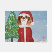 Cavalier King Dog in Snow mit Weihnachtsgeschenken Fußmatte (Vorderseite)