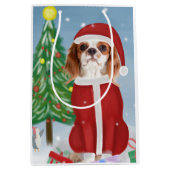 Cavalier King Dog in Snow mit Weihnachtsgeschenken Mittlere Geschenktüte (Vorderseite)