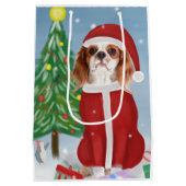 Cavalier King Dog in Snow mit Weihnachtsgeschenken Mittlere Geschenktüte (Rückseite)