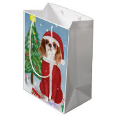 Cavalier King Dog in Snow mit Weihnachtsgeschenken Mittlere Geschenktüte (Rückseite Schrägansicht)