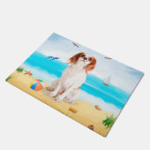 Cavalier King Dog on Beach Fußmatte (Schrägansicht)