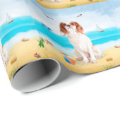 Cavalier King Dog on Beach Geschenkpapier (Rolleneckpunkt)