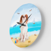 Cavalier King Dog on Beach Große Wanduhr (Winkel)