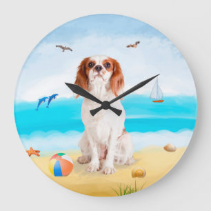 Cavalier King Dog on Beach Große Wanduhr