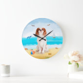 Cavalier King Dog on Beach Große Wanduhr (Zuhause)
