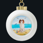 Cavalier King Dog on Beach Keramik Kugel-Ornament<br><div class="desc">Ein kavalier König Hund sitzend am Strand ist eine Geschenkidee für jemanden,  der diese Hundezüchtung Liebe hat.</div>