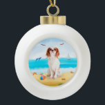 Cavalier King Dog on Beach Keramik Kugel-Ornament<br><div class="desc">Ein kavalier König Hund sitzend am Strand ist eine Geschenkidee für jemanden,  der diese Hundezüchtung Liebe hat.</div>