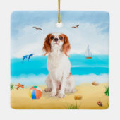 Cavalier King Dog on Beach Keramikornament (Rückseite)
