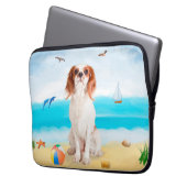 Cavalier King Dog on Beach Laptopschutzhülle (Vorderseite Links)