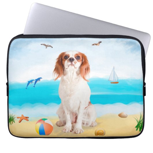 Cavalier King Dog on Beach Laptopschutzhülle (Vorderseite)