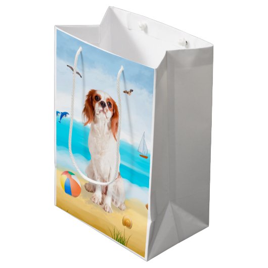 Cavalier King Dog on Beach Mittlere Geschenktüte (Vorderseite Schrägansicht)