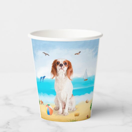 Cavalier King Dog on Beach Pappbecher (Vorderseite)
