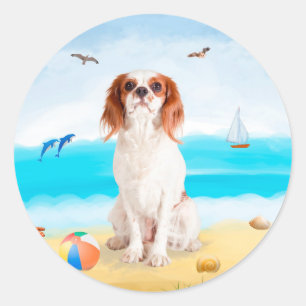 Cavalier King Dog on Beach Runder Aufkleber