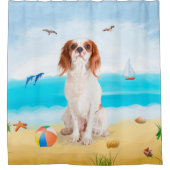 Cavalier King Hund am Strand Duschvorhang (Vorderseite)