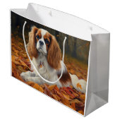 Cavalier King im Herbst Leaves Fall Inspiriert Große Geschenktüte (Rückseite Schrägansicht)