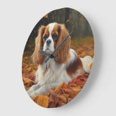 Cavalier King im Herbst Leaves Fall Inspiriert Große Wanduhr (Winkel)