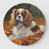 Cavalier King im Herbst Leaves Fall Inspiriert Große Wanduhr (Vorderseite)