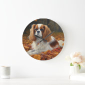 Cavalier King im Herbst Leaves Fall Inspiriert Große Wanduhr (Zuhause)