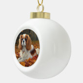 Cavalier King im Herbst Leaves Fall Inspiriert Keramik Kugel-Ornament (Rechts)