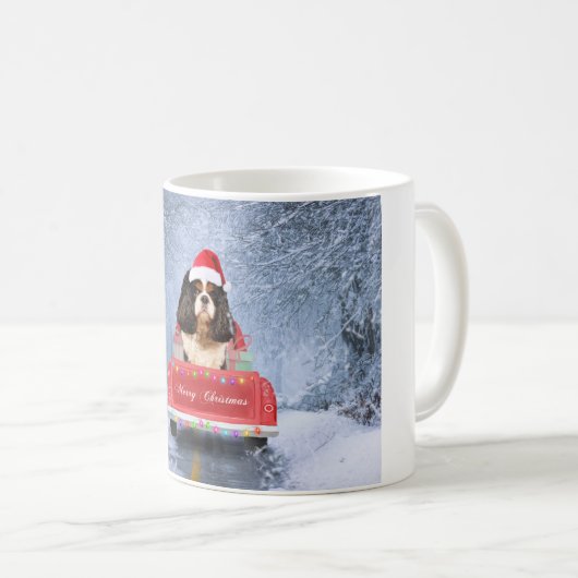 Cavalier King in Snow sitzend im Weihnachtswagen Kaffeetasse (VorderseiteRechts)