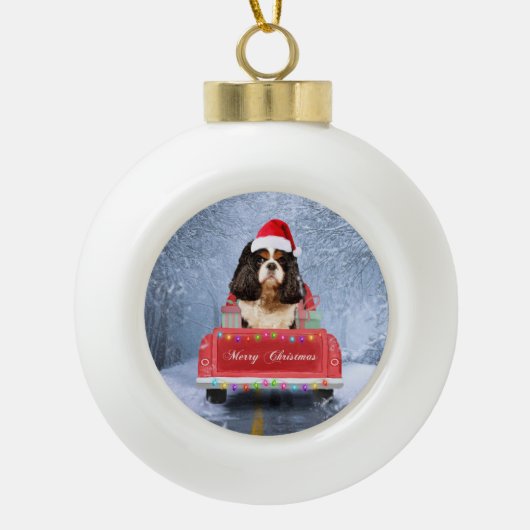 Cavalier King in Snow sitzend im Weihnachtswagen Keramik Kugel-Ornament (Vorderseite)