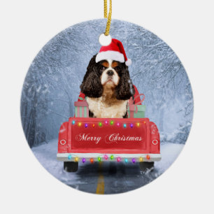 Cavalier King in Snow sitzend im Weihnachtswagen Keramik Ornament