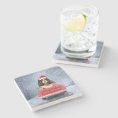 Cavalier King in Snow sitzend im Weihnachtswagen Steinuntersetzer (Seitenansicht)