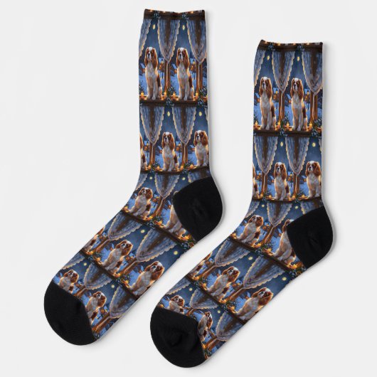 Cavalier King mit Weihnachtsbeleuchtung Urlaub Socken (Linkes Detail)