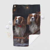 Cavalier King Snowy Sleigh Weihnachtsdekor Golfhandtuch (Insitu)