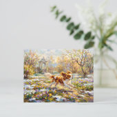 Cavalier Spaniel im blühenden Frühlingsgarten Postkarte (Stehend Vorderseite)
