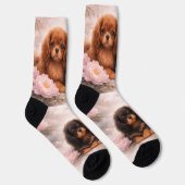 Cavalier Spaniel Welpen im Frühlingsblütenmeer Socken (Rechts)