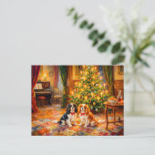 Cavalier Spaniels am Weihnachtsbaum Postkarte (Stehend Vorderseite)