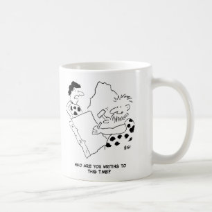 Caveman schreibt einen Letter-Cartoon Kaffeetasse